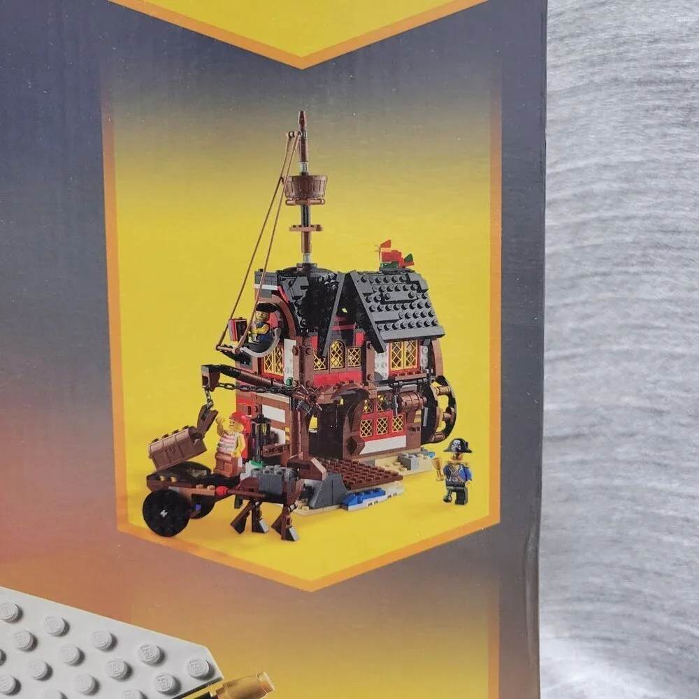 Lego Creator 31109 3-in-1 Pirate Ship, Pirate Inn and Skull Island